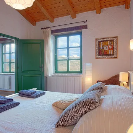 Spacious With 10x5m Pool, Aircon. Rural Retreat, Stunning Views. *