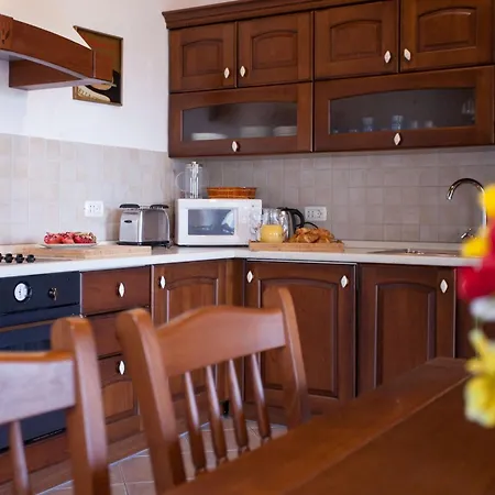 Spacious With 10x5m Pool, Aircon. Rural Retreat, Stunning Views. فيلة *
