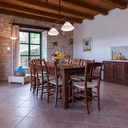 Spacious With 10x5m Pool, Aircon. Rural Retreat, Stunning Views.