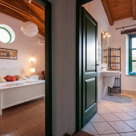 Spacious With 10x5m Pool, Aircon. Rural Retreat, Stunning Views. فيلة موتوفون