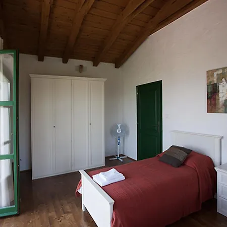 Spacious With 10x5m Pool, Aircon. Rural Retreat, Stunning Views. Villa