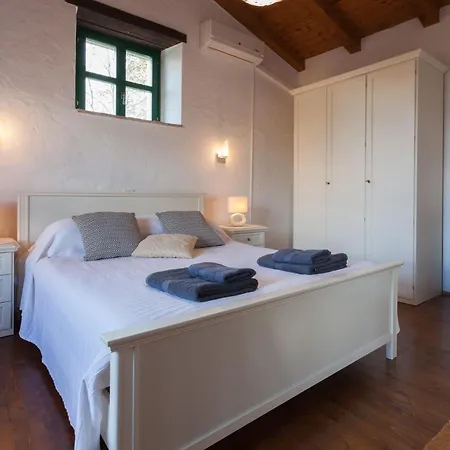 Spacious With 10x5m Pool, Aircon. Rural Retreat, Stunning Views. Villa