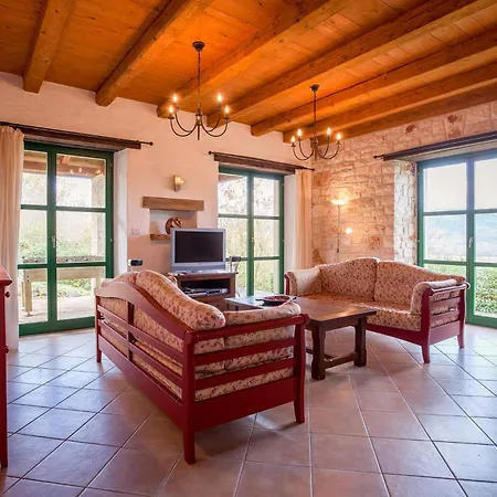 Spacious With 10x5m Pool, Aircon. Rural Retreat, Stunning Views. Villa
