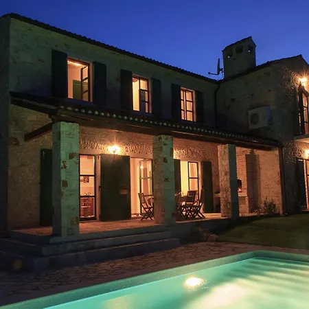 Spacious With 10x5m Pool, Aircon. Rural Retreat, Stunning Views. Villa *
